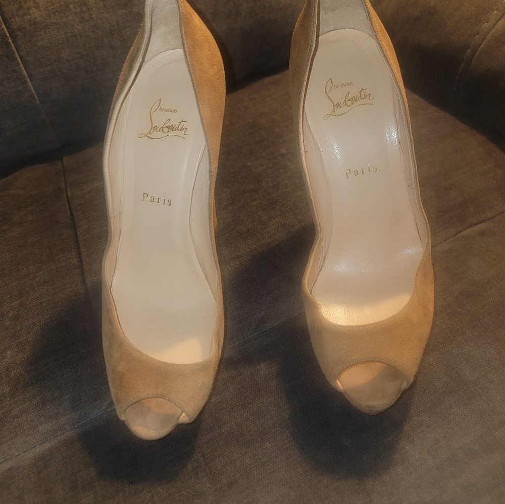 CHRISTIAN LOUBOUTIN Peep Toe Platform Pumps Heels Size EU 40 US 10 Beige Suede